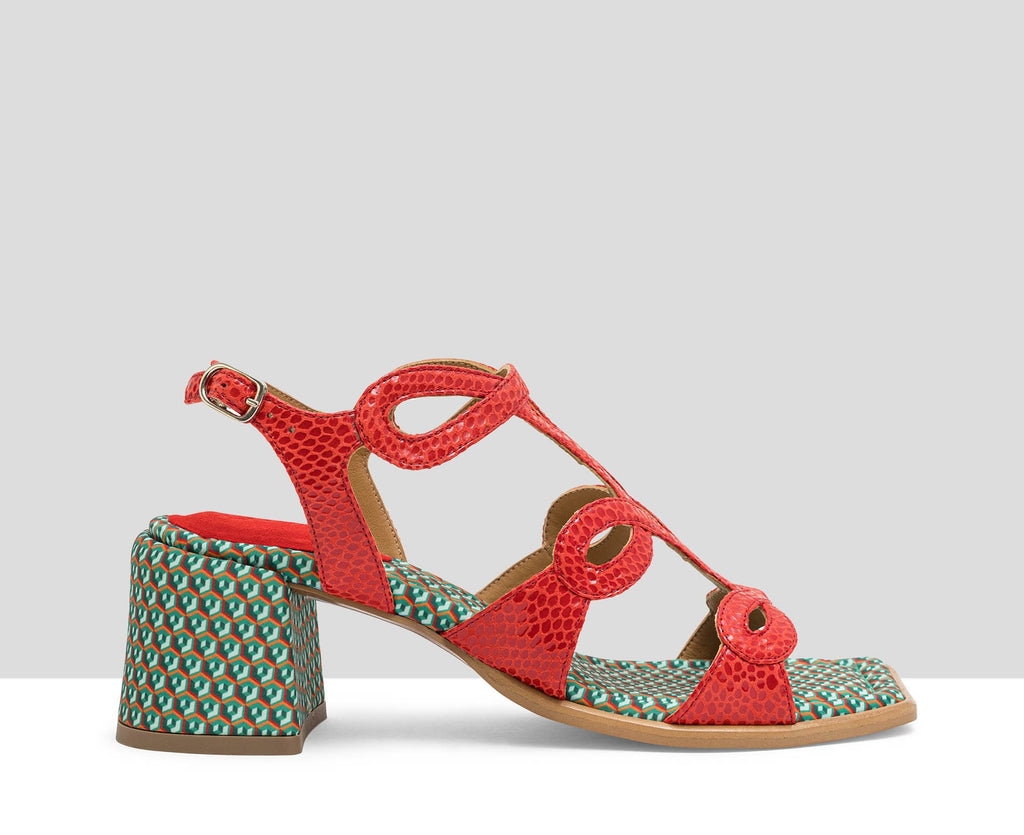 Sandalia de mujer en piel con tacón medio. Leire