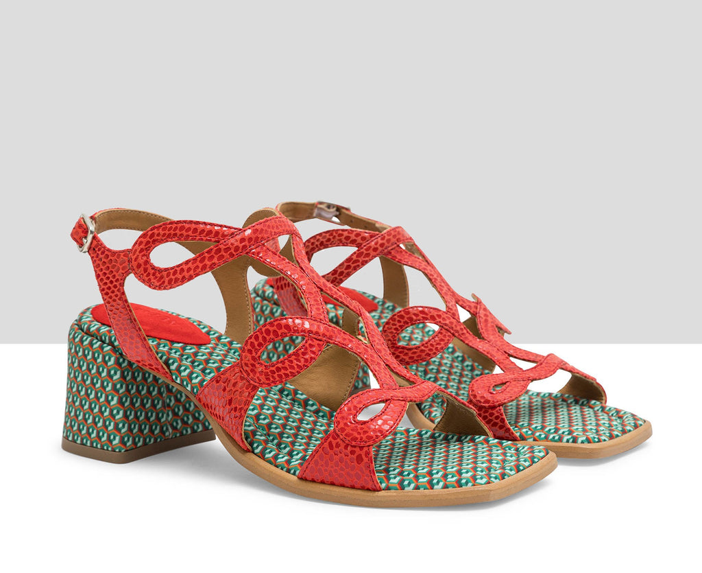 Sandalia de mujer en piel con tacón medio. Leire