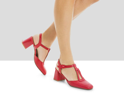 Women's leather shoe with a medium heel. Lines