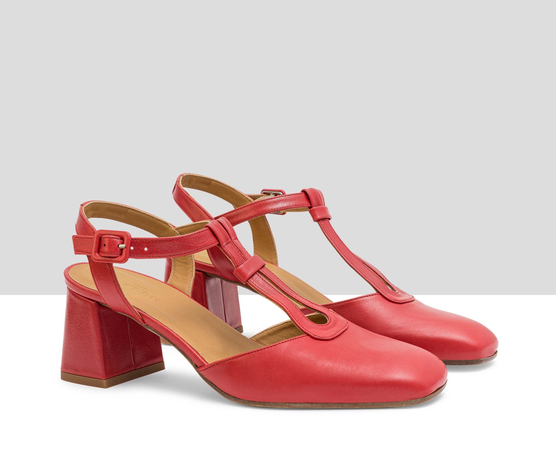 Zapato de mujer en piel con tacón medio. Lines