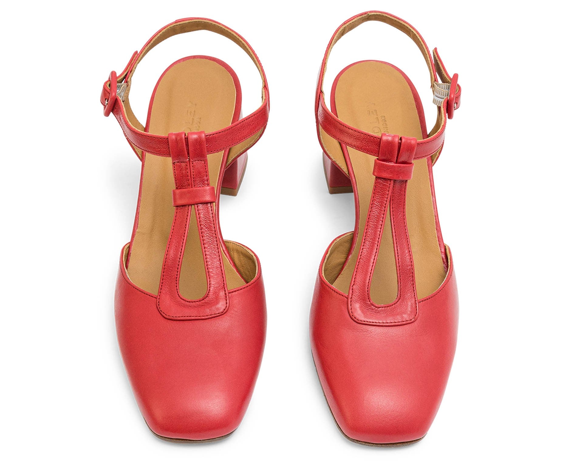 Zapato de mujer en piel con tacón medio. Lines