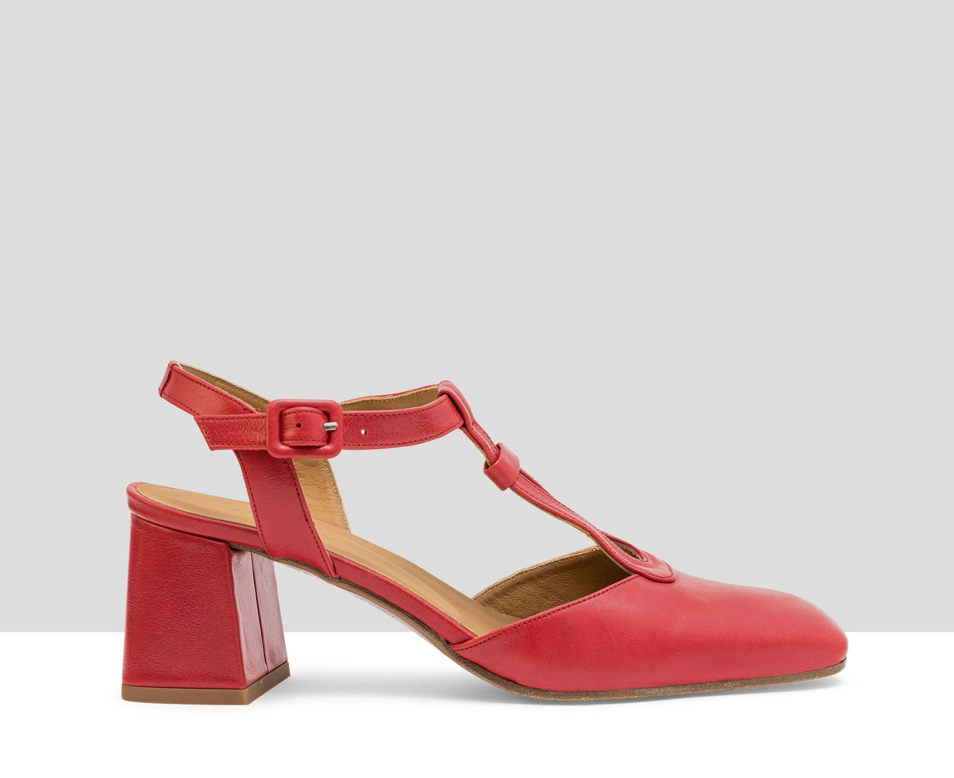 Zapato de mujer en piel con tacón medio. Lines