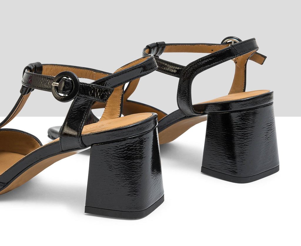 Sandalia de mujer en piel con tacón medio. Lucca