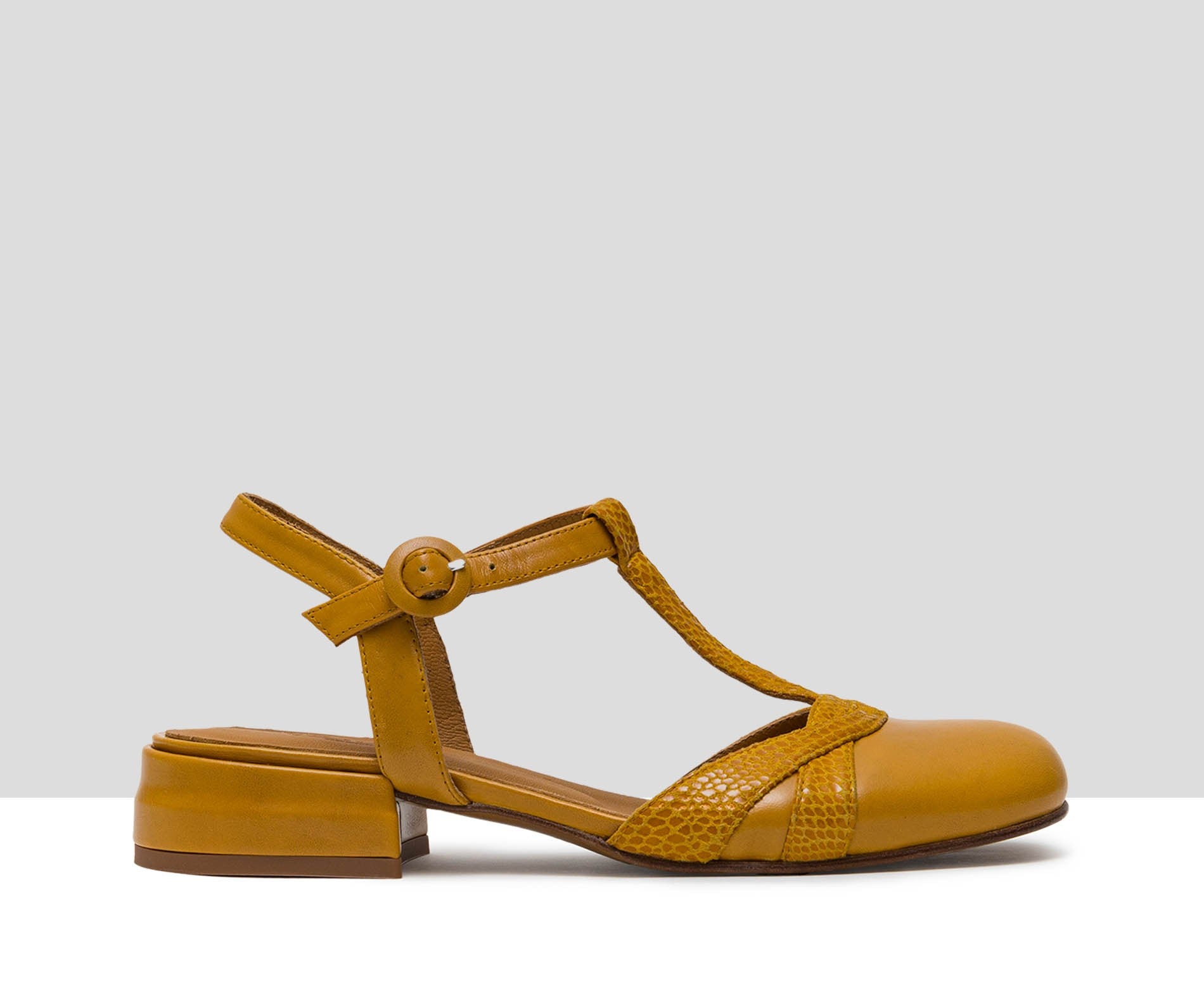 Zapato de mujer en piel con tacón bajo. Llanos