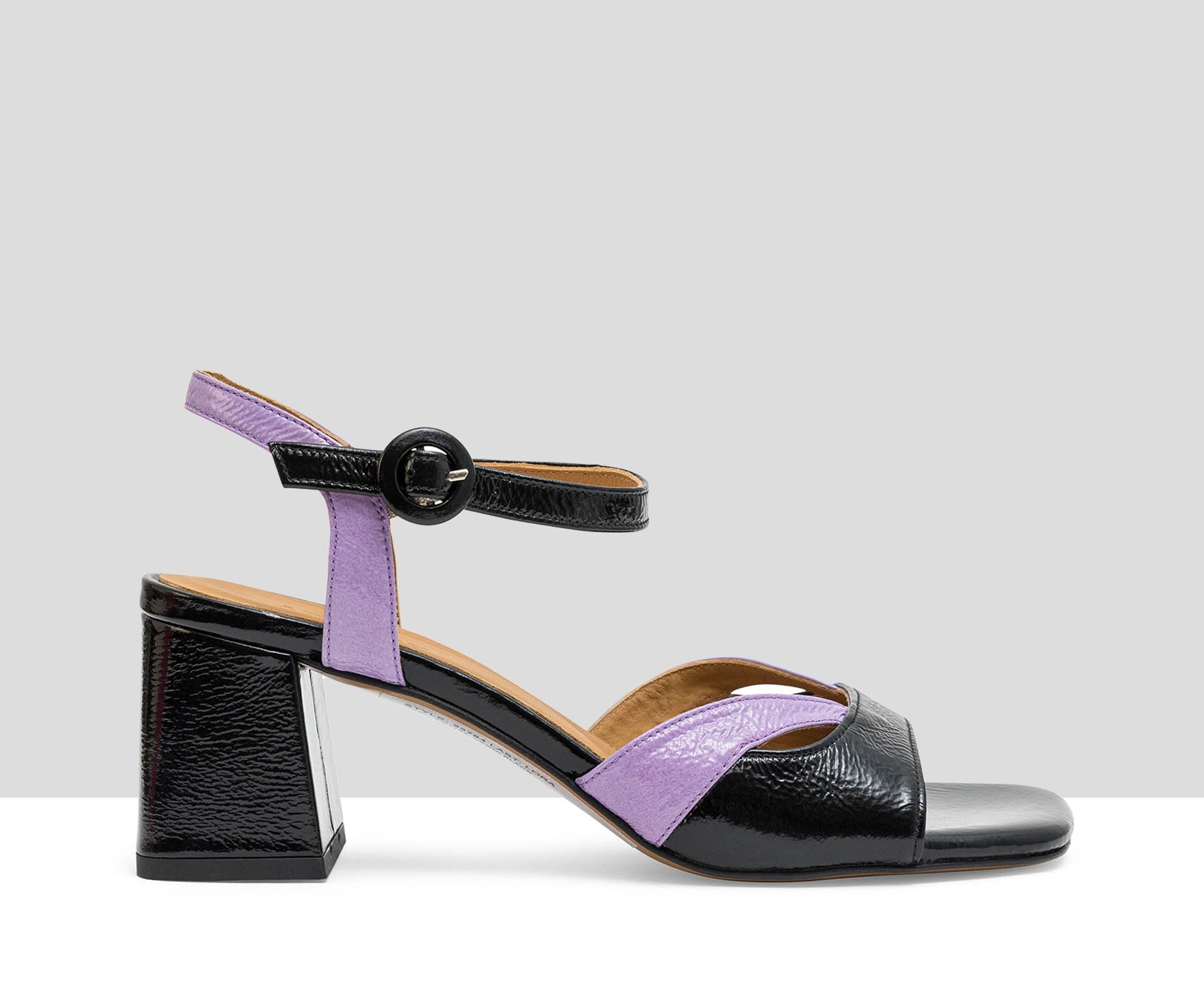 Sandalia de mujer en piel con tacón medio. Luana