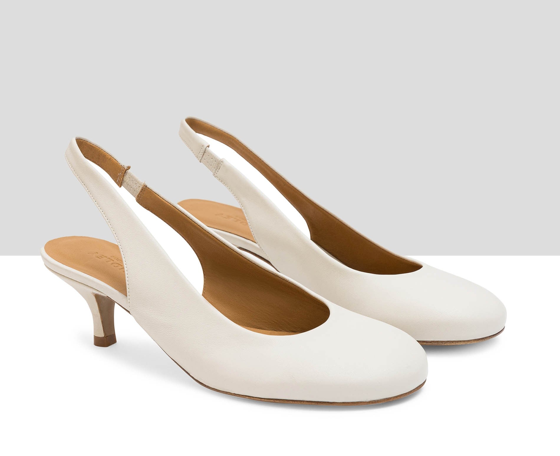 Scarpa da donna in pelle con tacco medio. Lupe