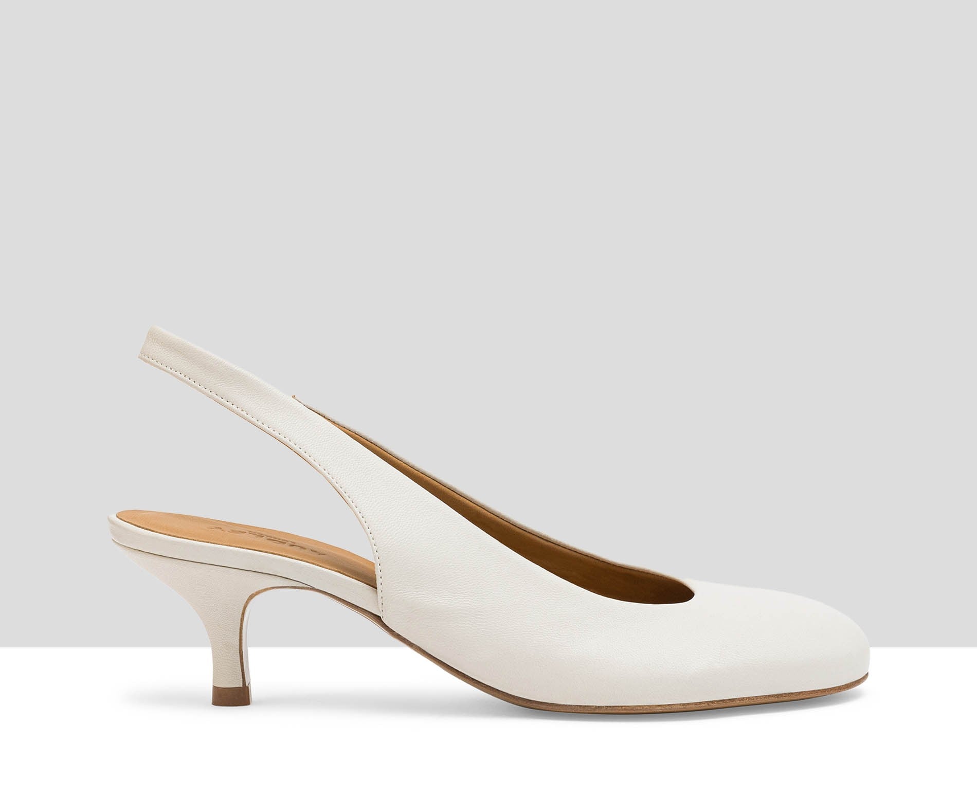 Scarpa da donna in pelle con tacco medio. Lupe