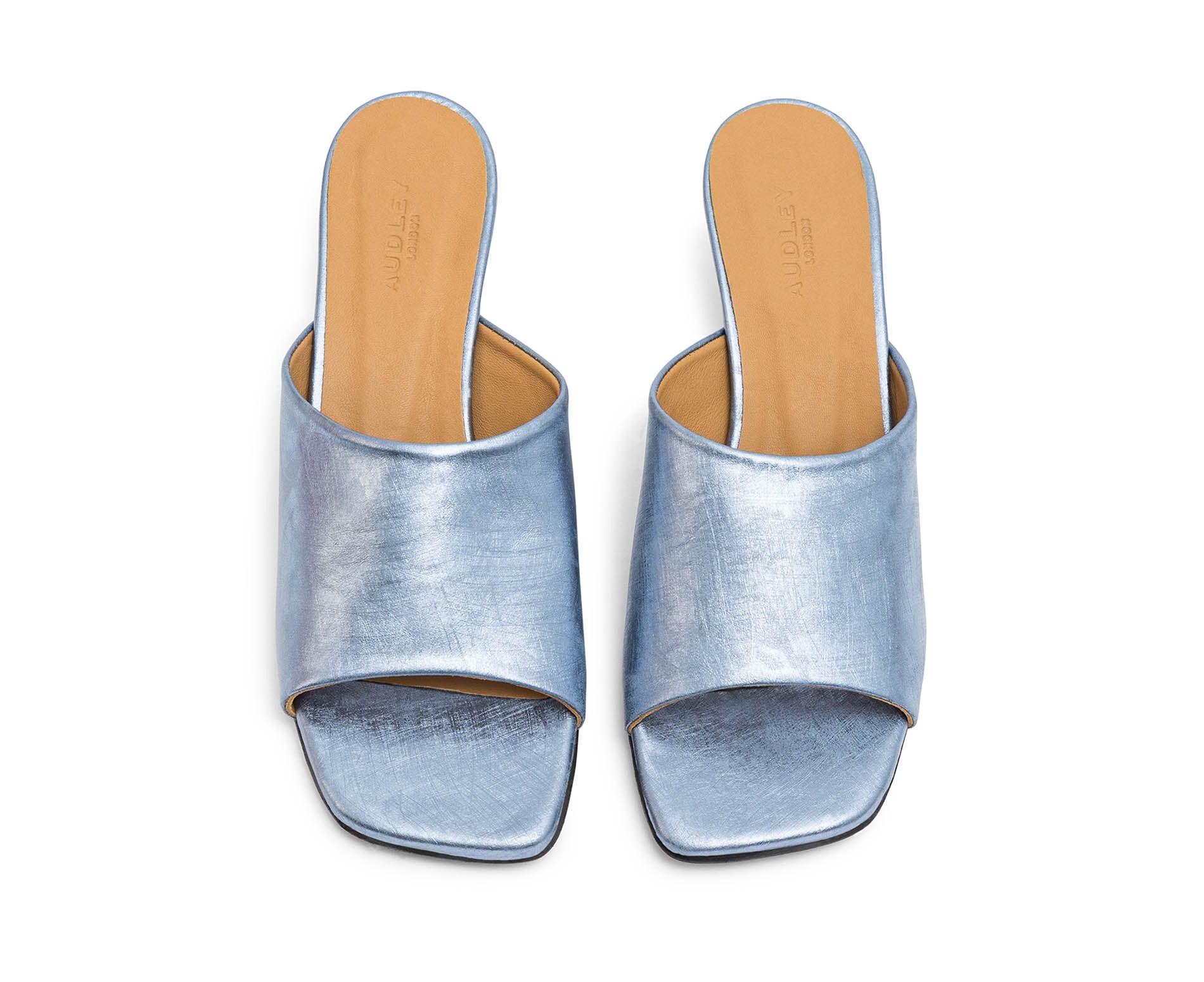 Sandalia de mujer en piel con tacón medio. Lucila