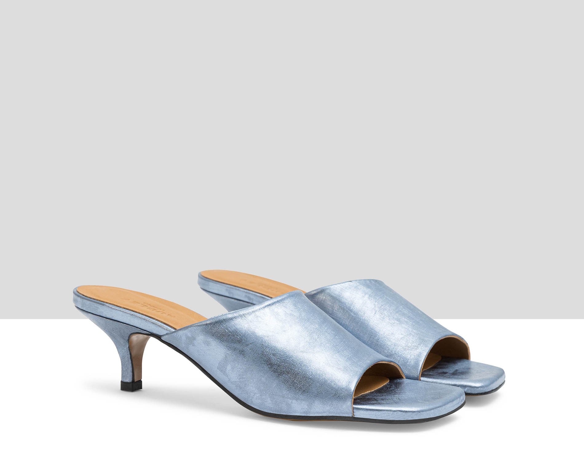 Sandalia de mujer en piel con tacón medio. Lucila