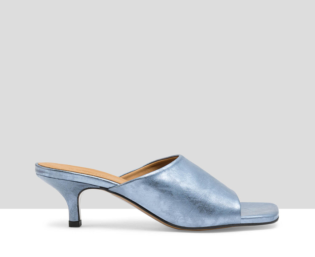 Sandalia de mujer en piel con tacón medio. Lucila