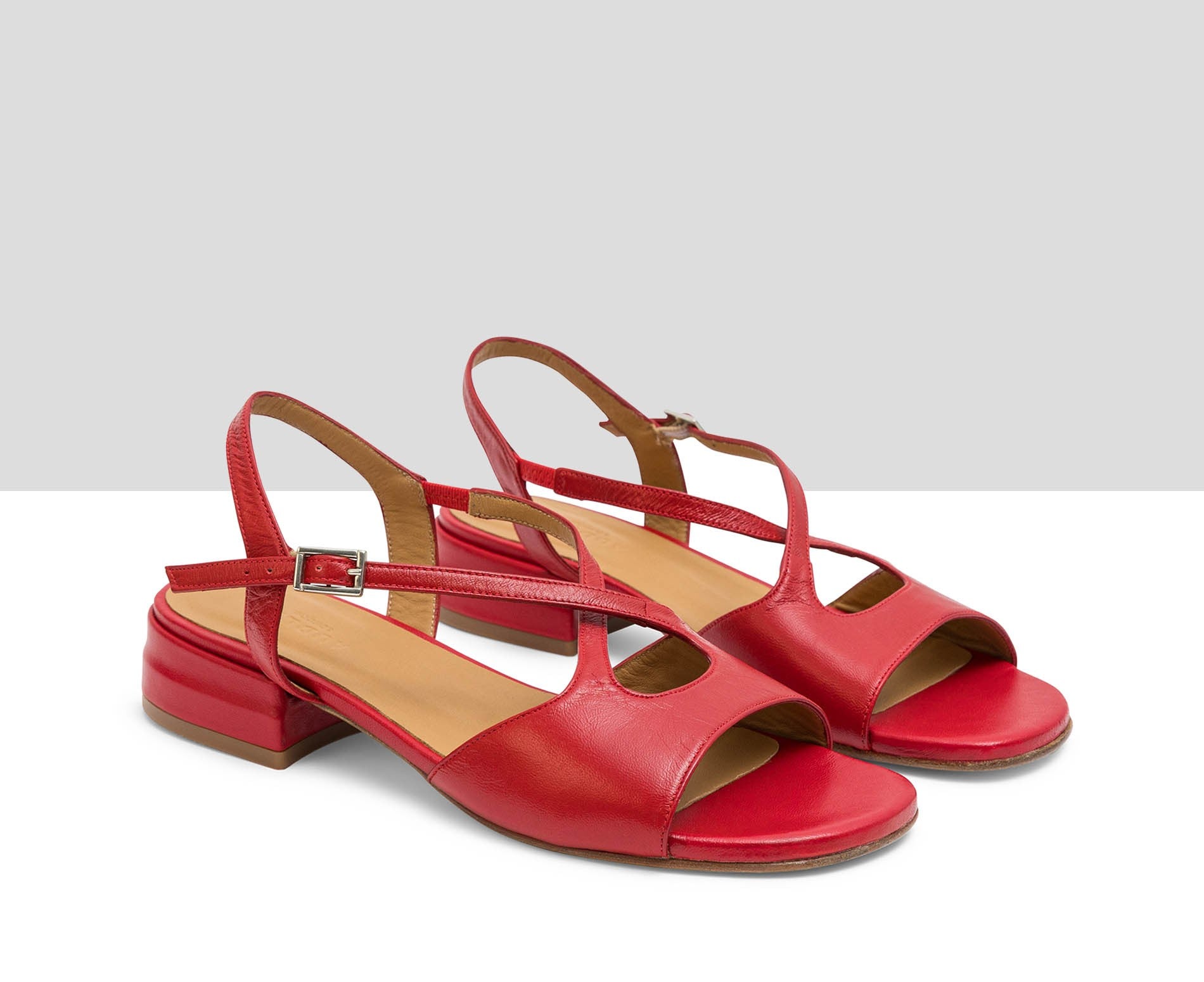Sandalo da donna in pelle con tacco basso. Lore