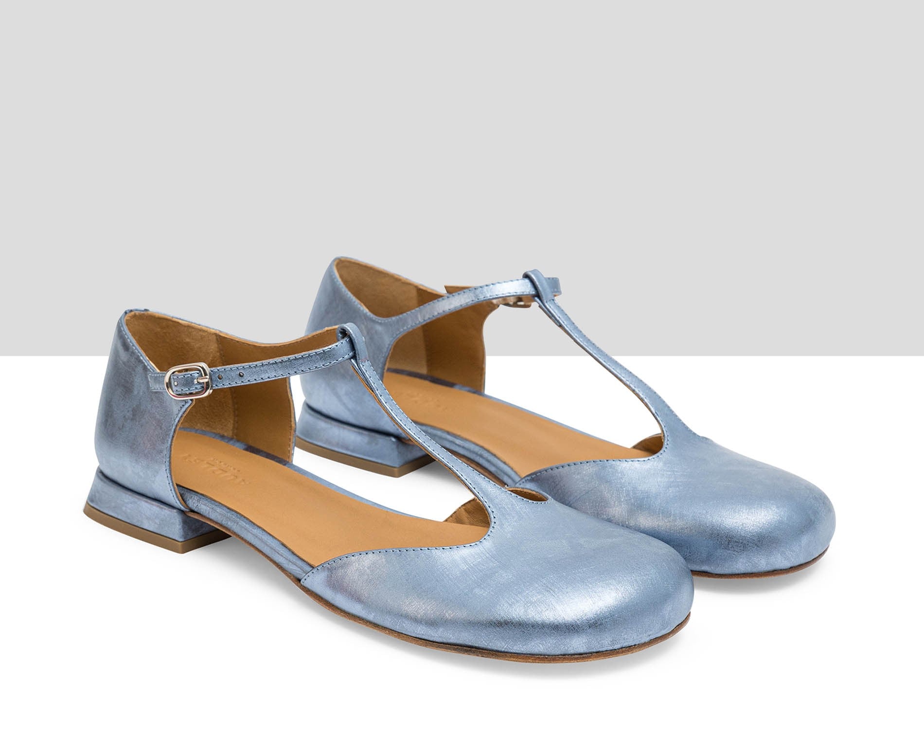 Zapato de mujer en piel con tacón bajo. Leila