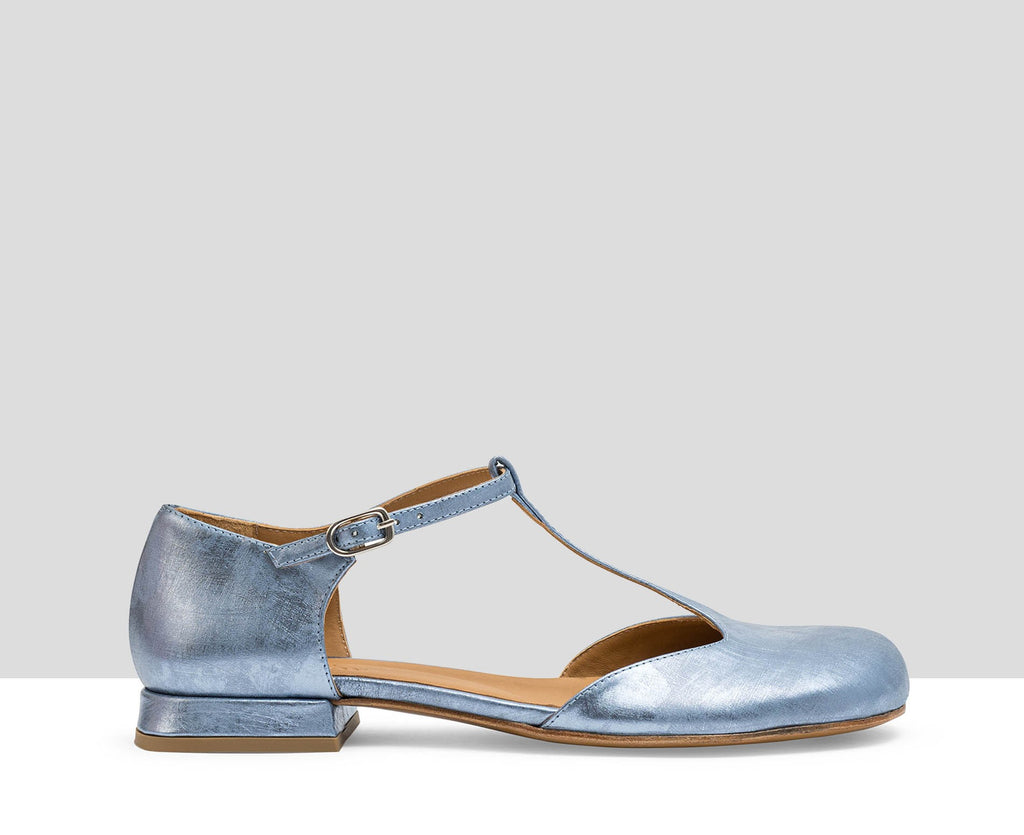 Zapato de mujer en piel con tacón bajo. Leila