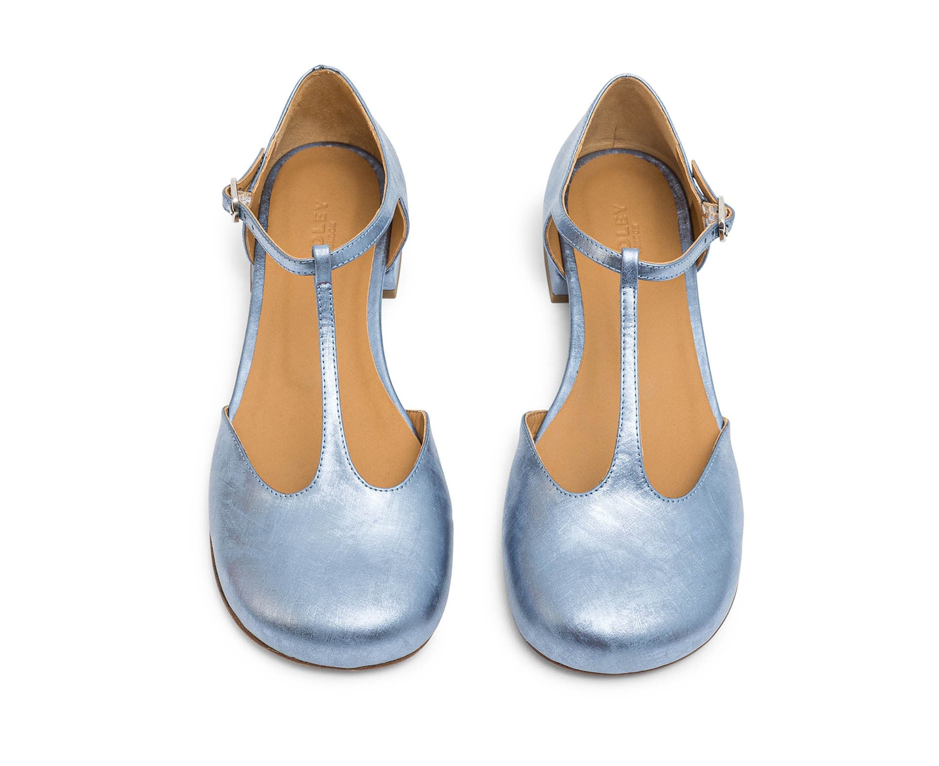 Zapato de mujer en piel con tacón bajo. Leila