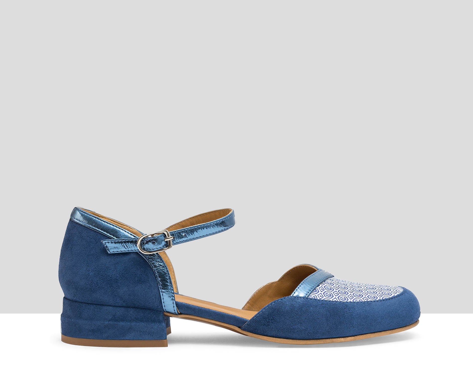 Zapato de mujer en piel con tacón bajo. Lina