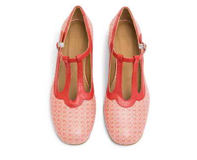 Women's leather shoe with a low heel. Lucia