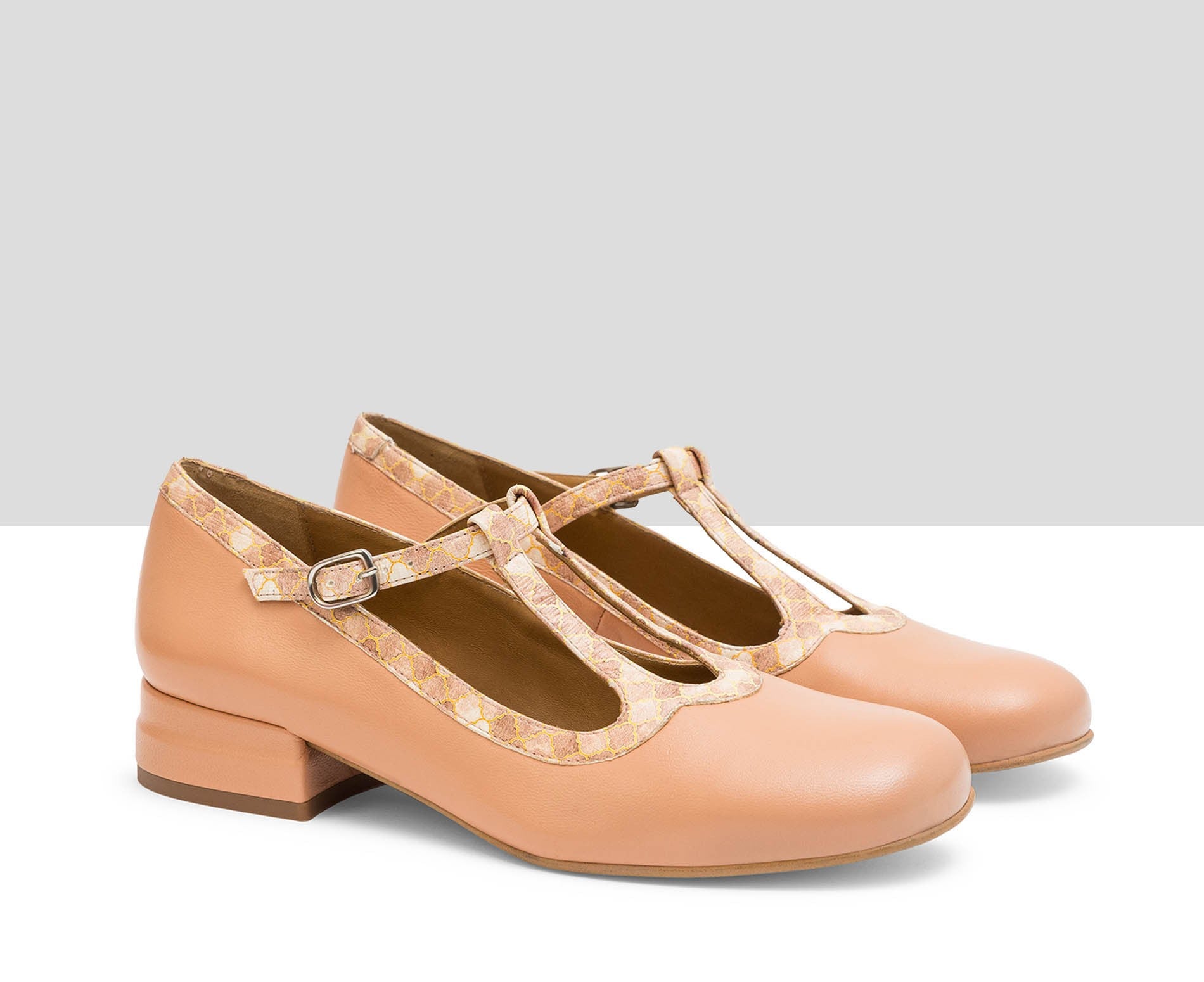 Zapato de mujer en piel con tacón bajo. Lais