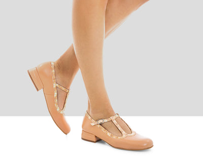 Women's leather shoe with a low heel. Lais