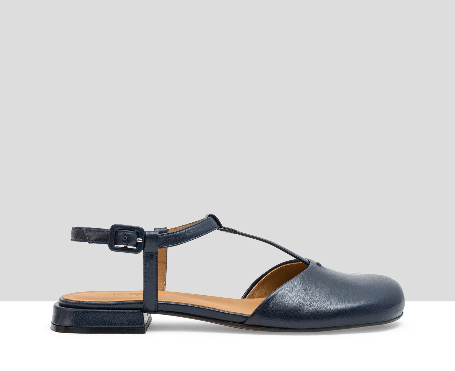 Scarpa da donna in pelle con tacco basso. Lumi