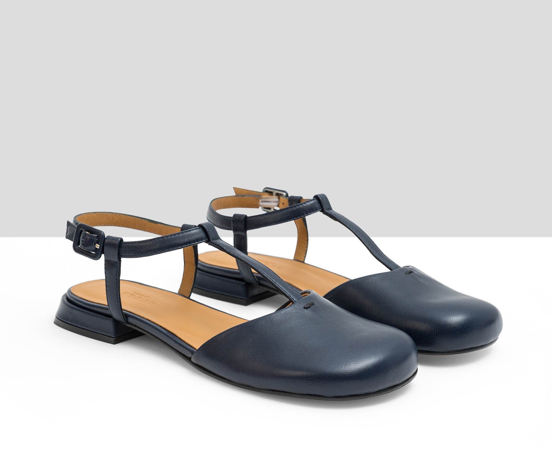 Scarpa da donna in pelle con tacco basso. Lumi