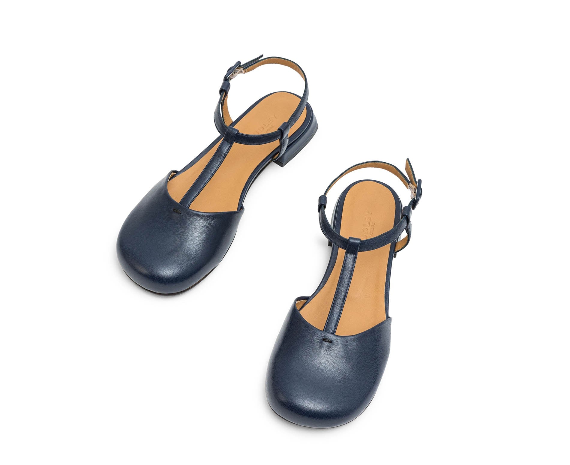 Scarpa da donna in pelle con tacco basso. Lumi