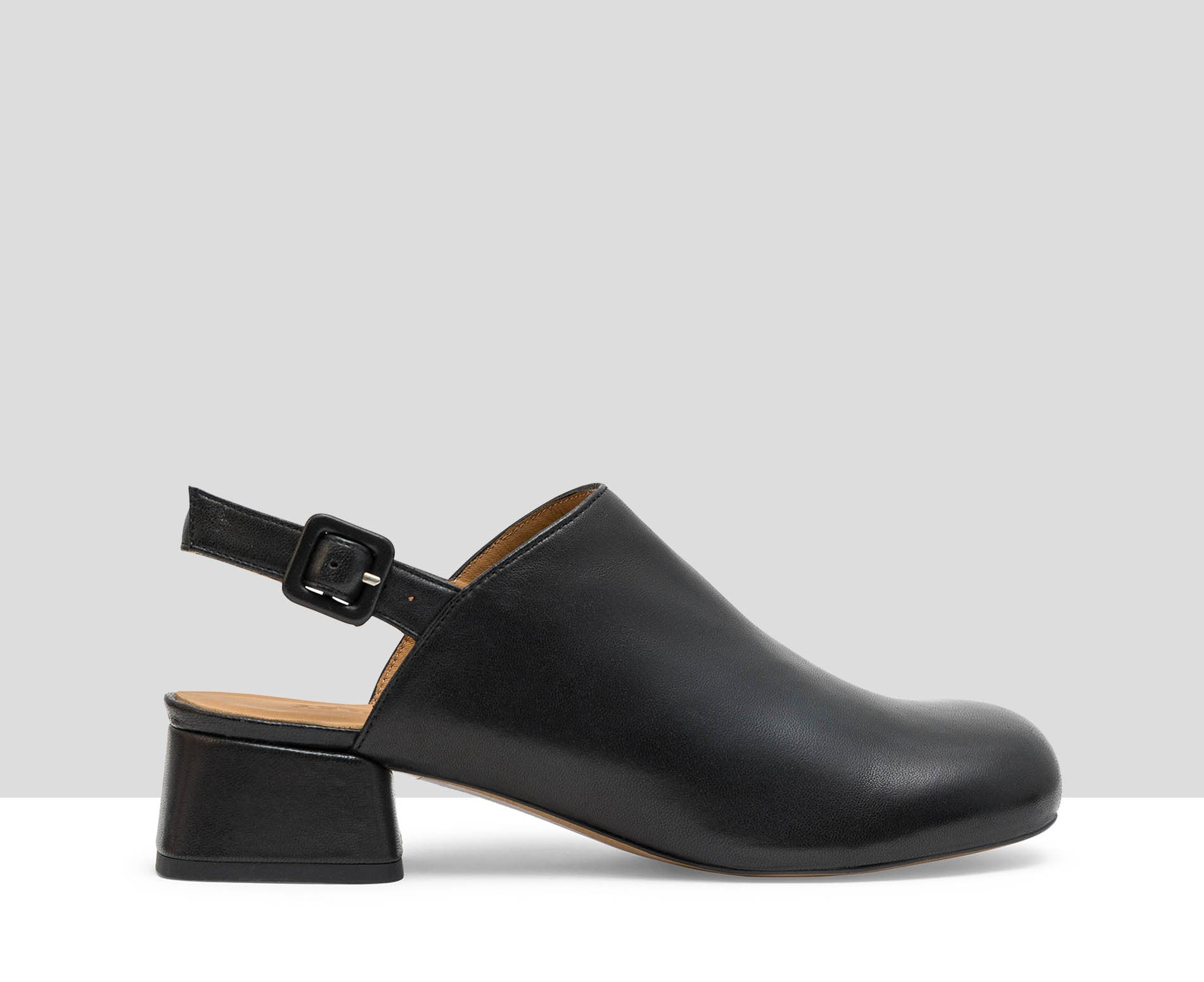 Scarpa da donna in pelle con tacco basso. Litzy