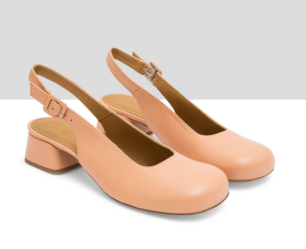 Women's leather shoe with a low heel. Leni