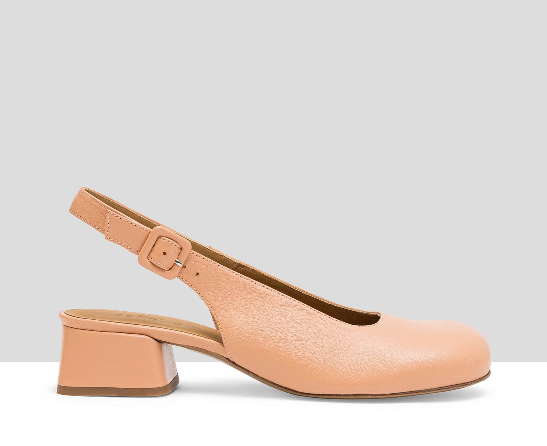 Scarpa da donna in pelle con tacco basso. Leni