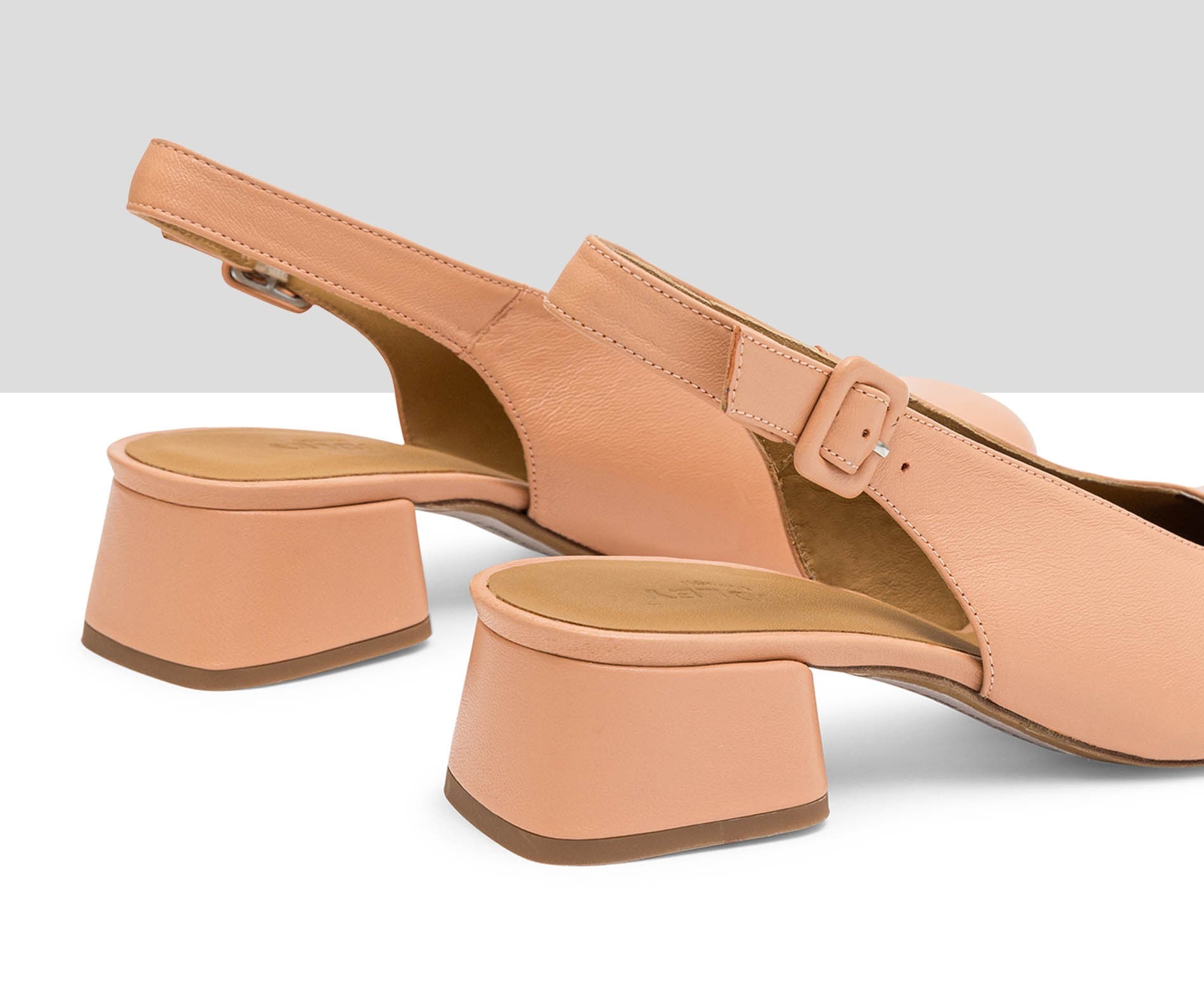 Scarpa da donna in pelle con tacco basso. Leni