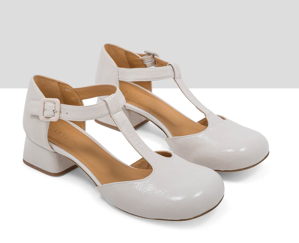 Women's leather shoe with a low heel. Laika