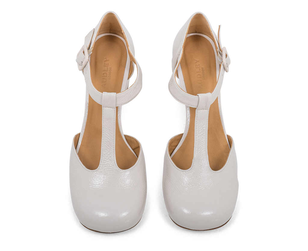 Women's leather shoe with a low heel. Laika