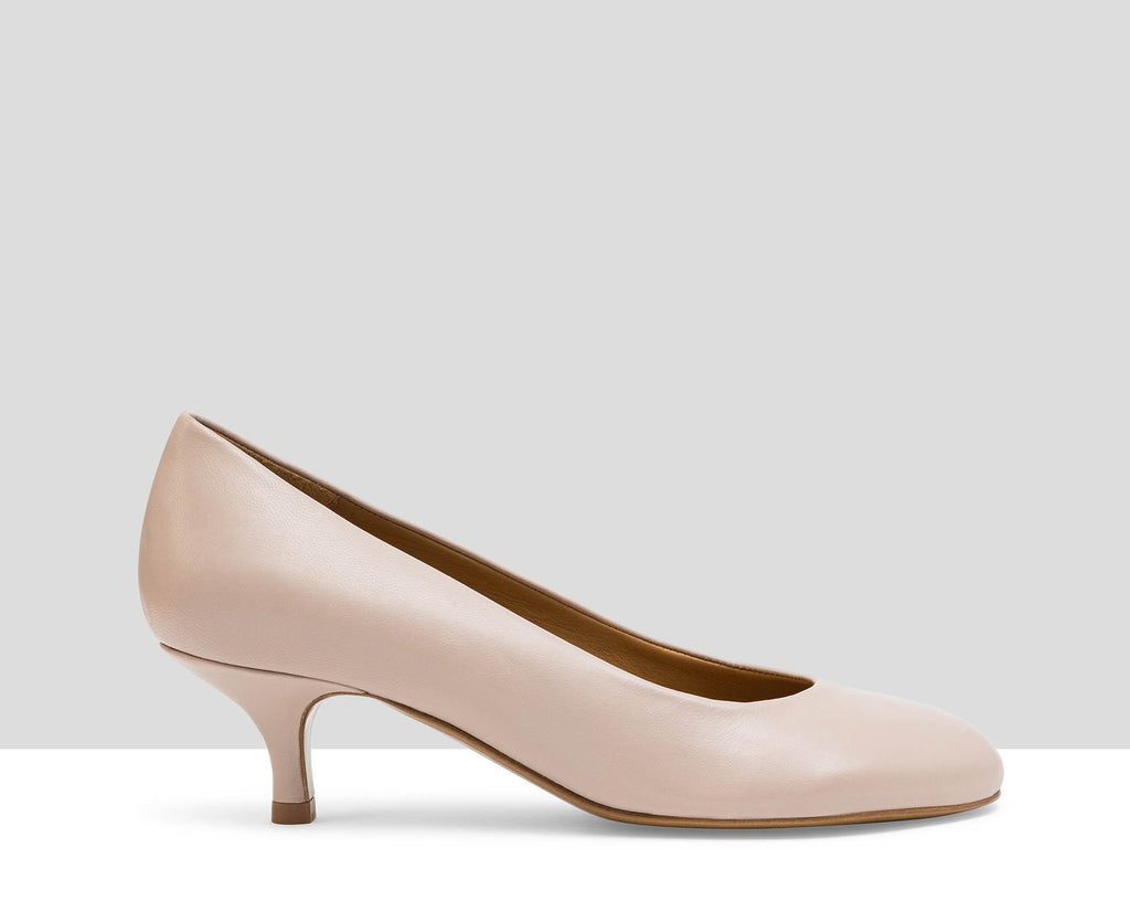 Zapato de mujer en piel con tacón medio. Lydia