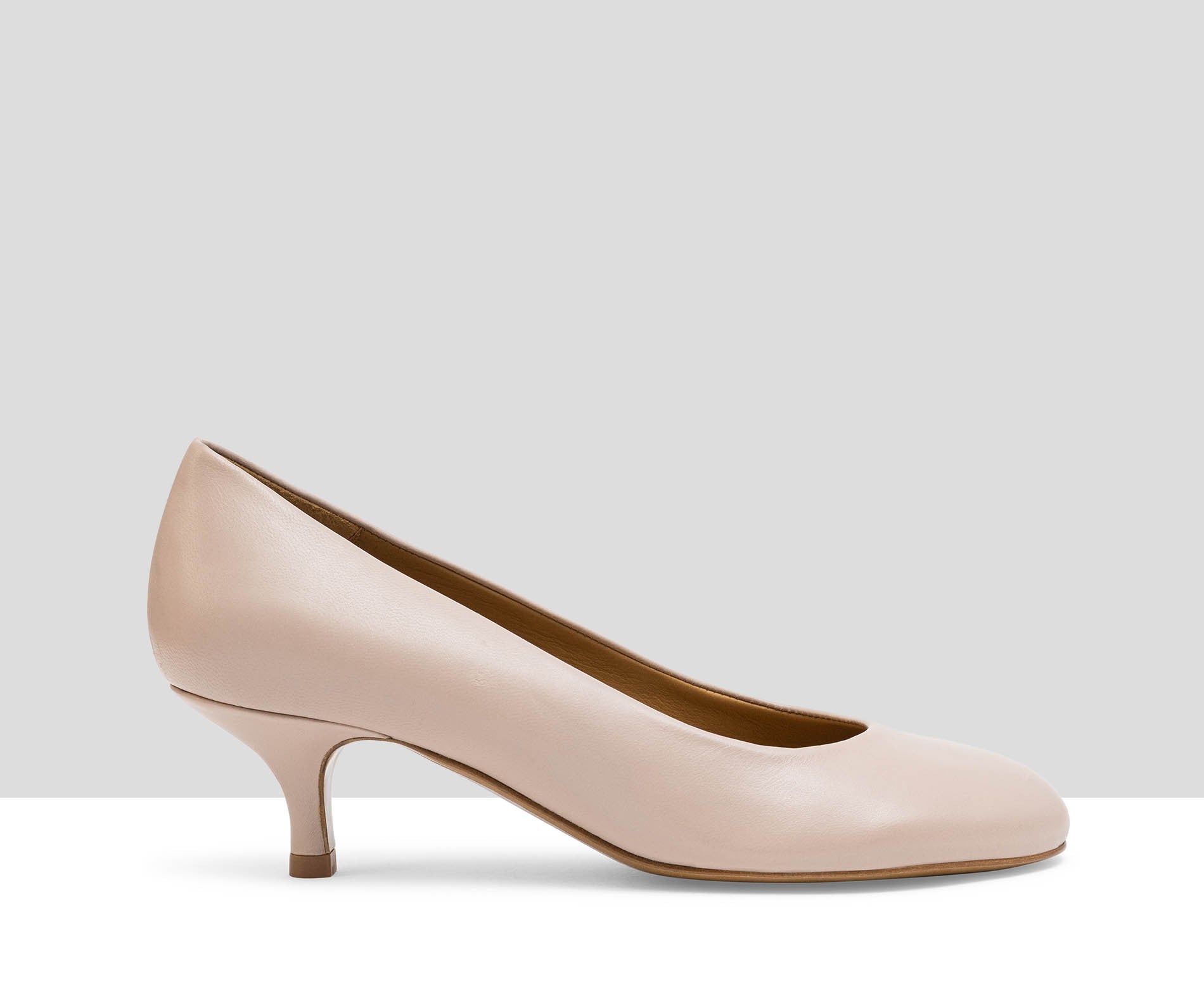 Scarpa da donna in pelle con tacco medio. Lydia