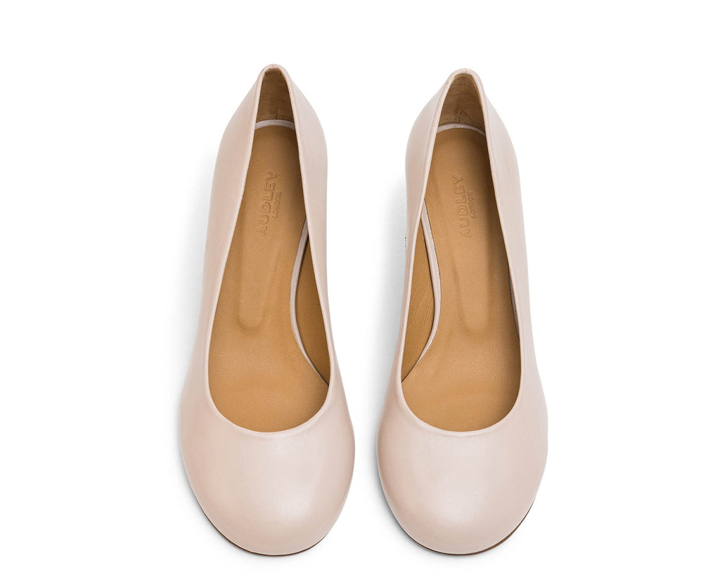 Zapato de mujer en piel con tacón medio. Lydia