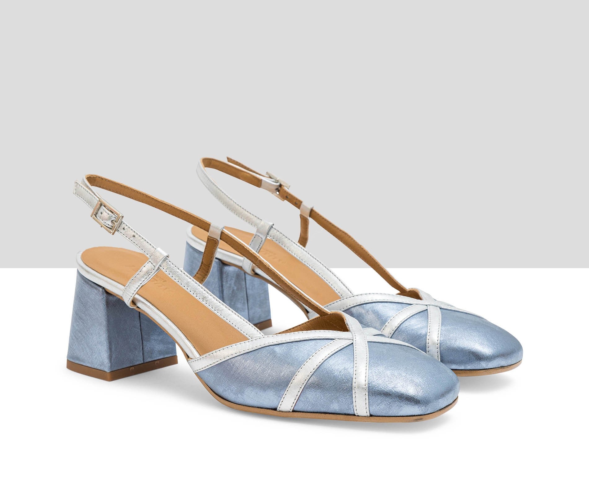 Scarpa da donna in pelle con tacco medio. Luna