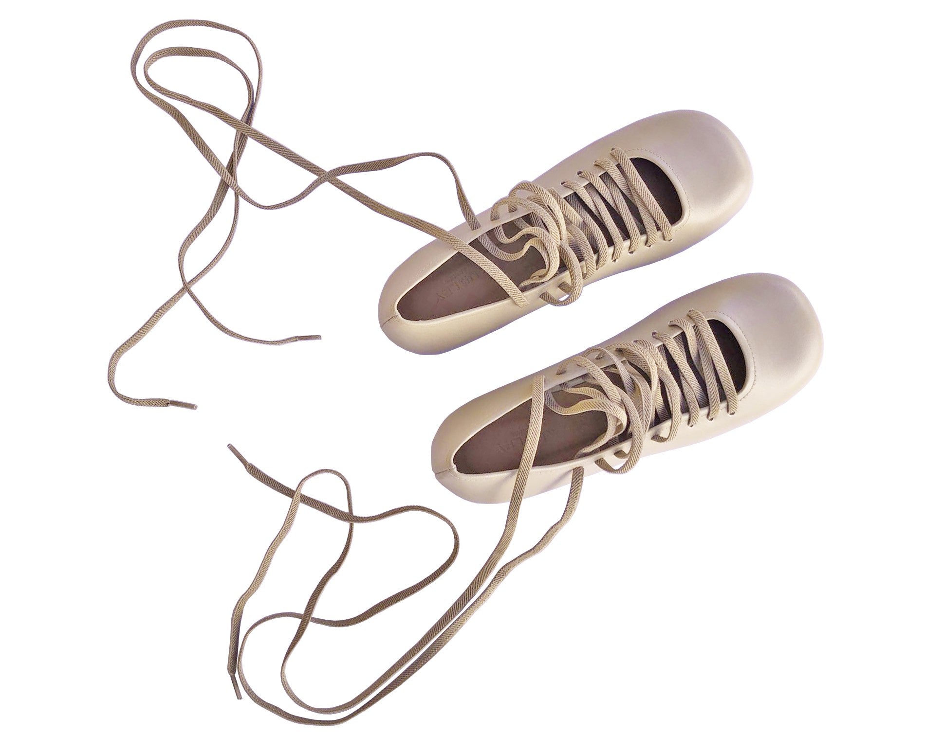 Women's leather shoe with a low heel. Lorian