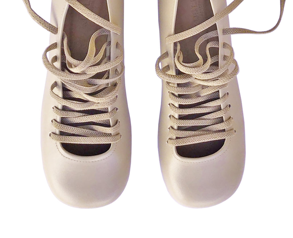 Women's leather shoe with a low heel. Lorian