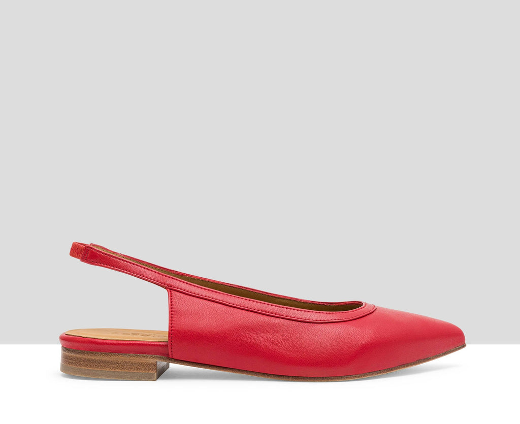 Women's leather shoe with a low heel. Lexa