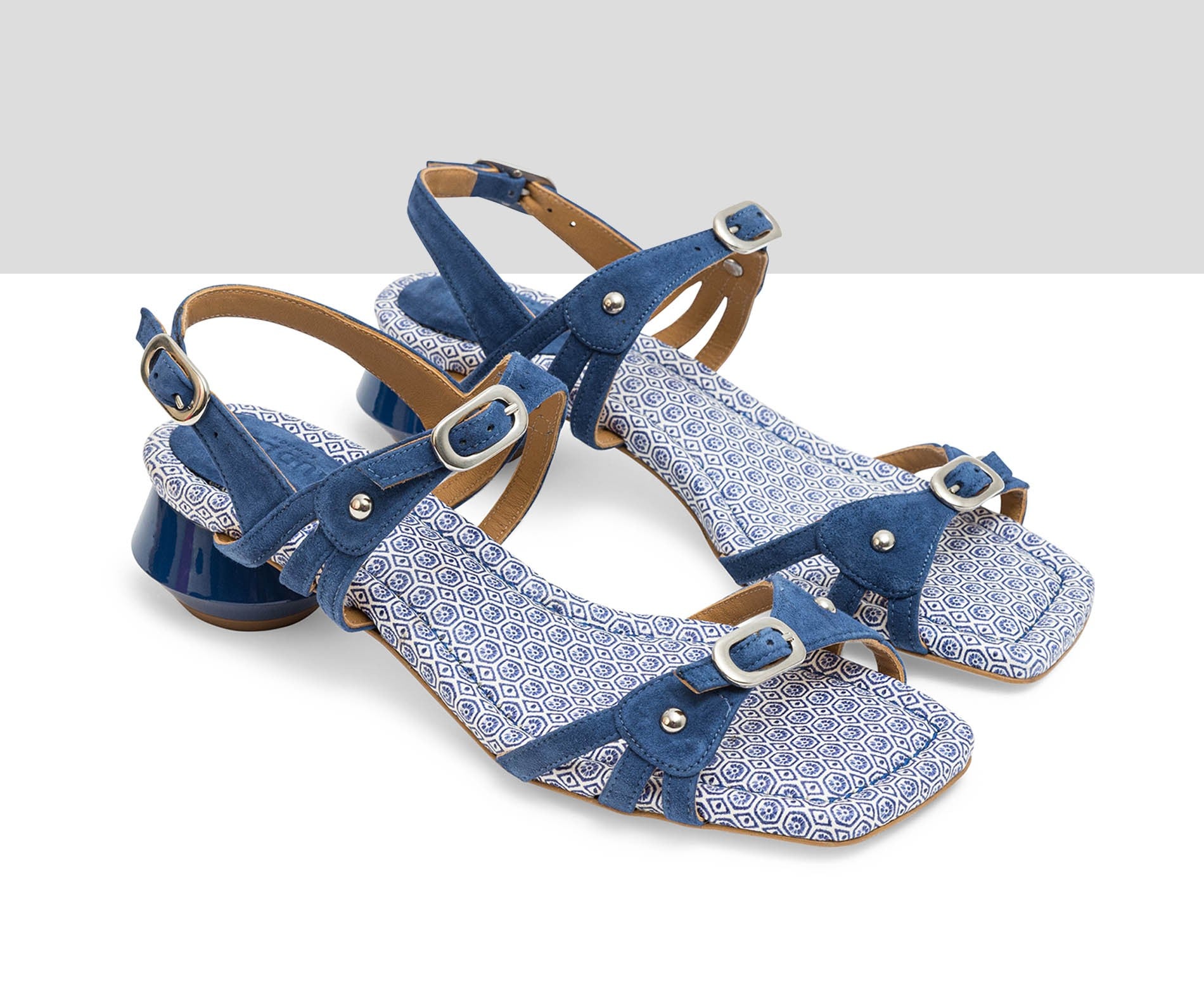 Sandalia de mujer en piel con tacón medio. Ling