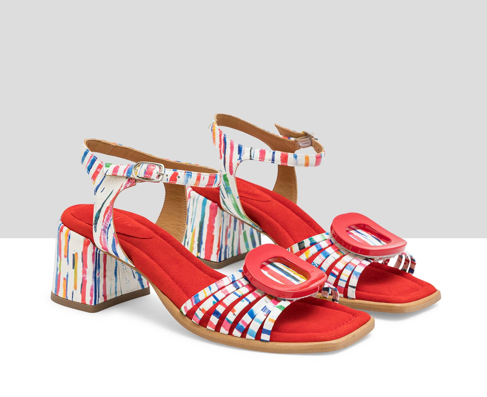 Sandalia de mujer en piel con tacón medio. Lluvia