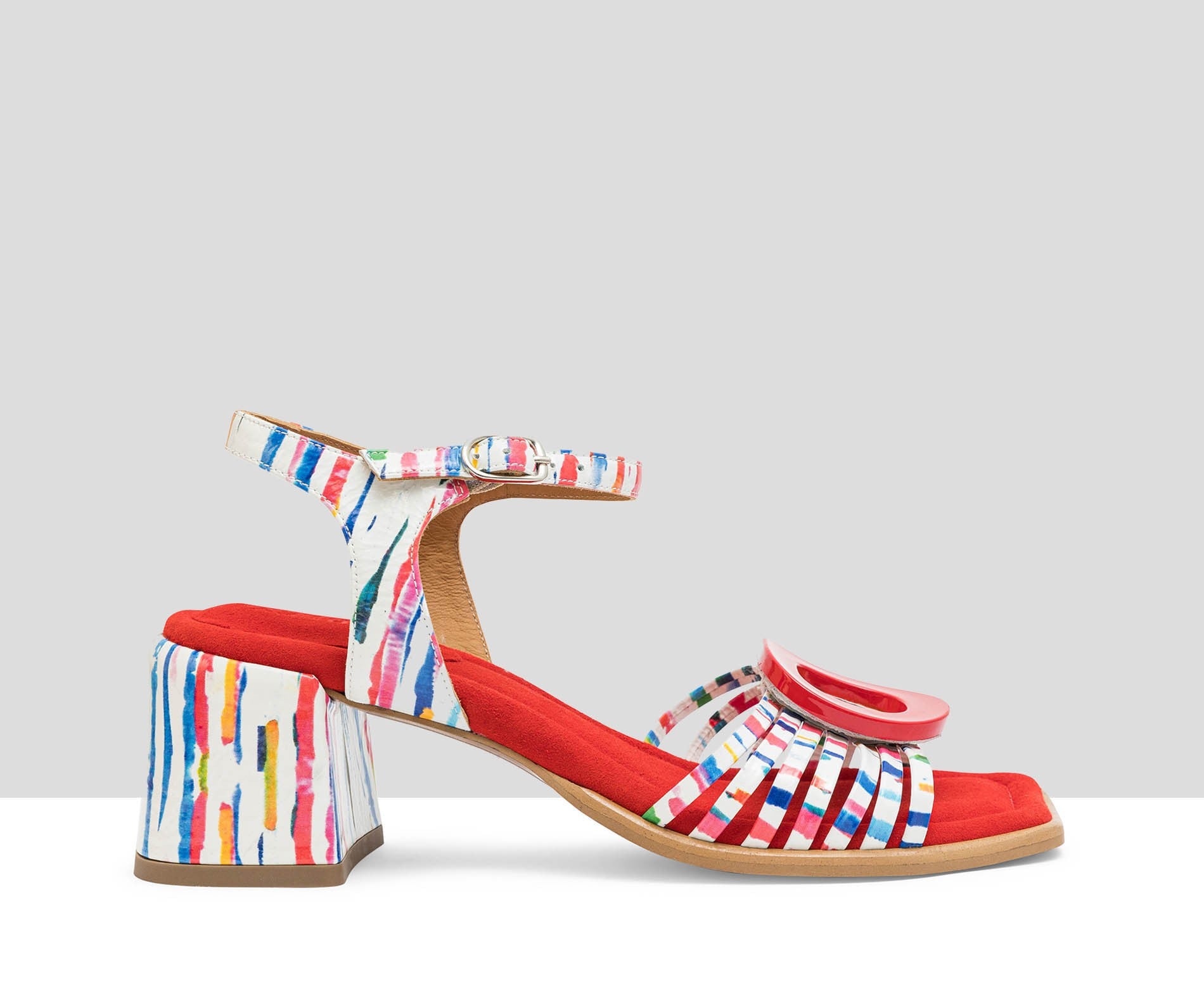 Sandalia de mujer en piel con tacón medio. Lluvia