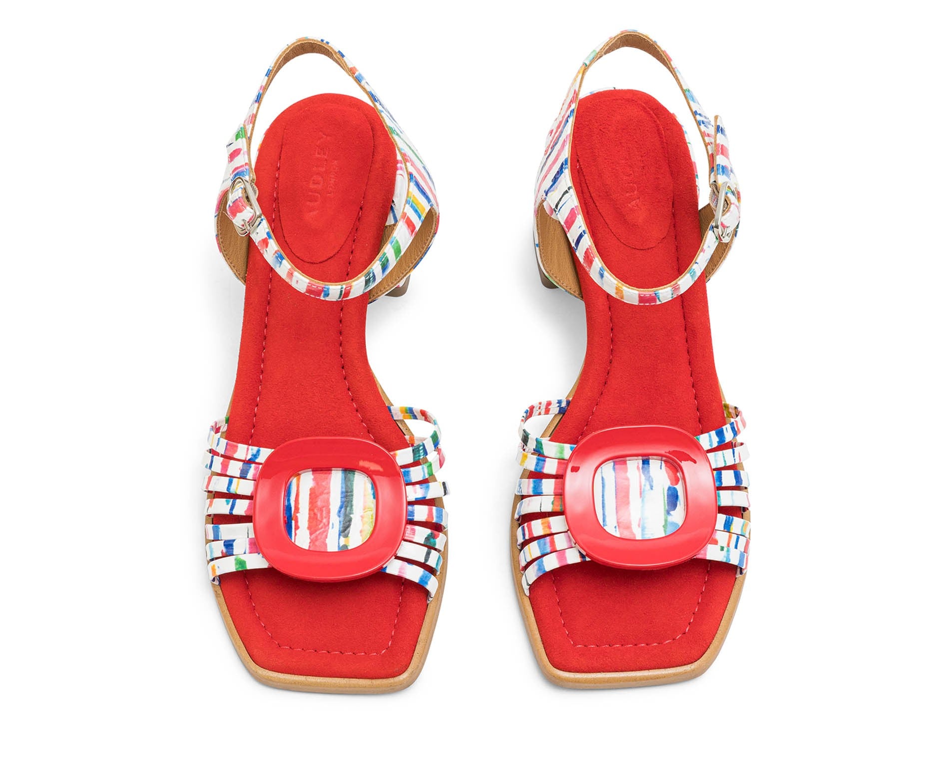 Sandalia de mujer en piel con tacón medio. Lluvia