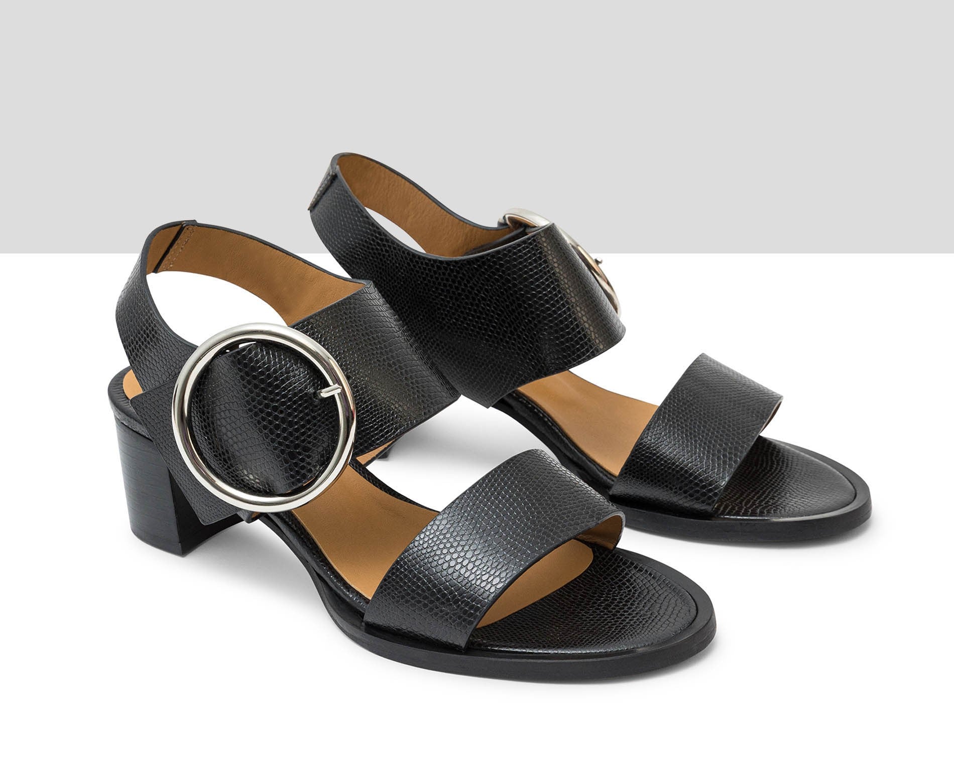 Sandalia de mujer en piel con tacón medio. Lulu