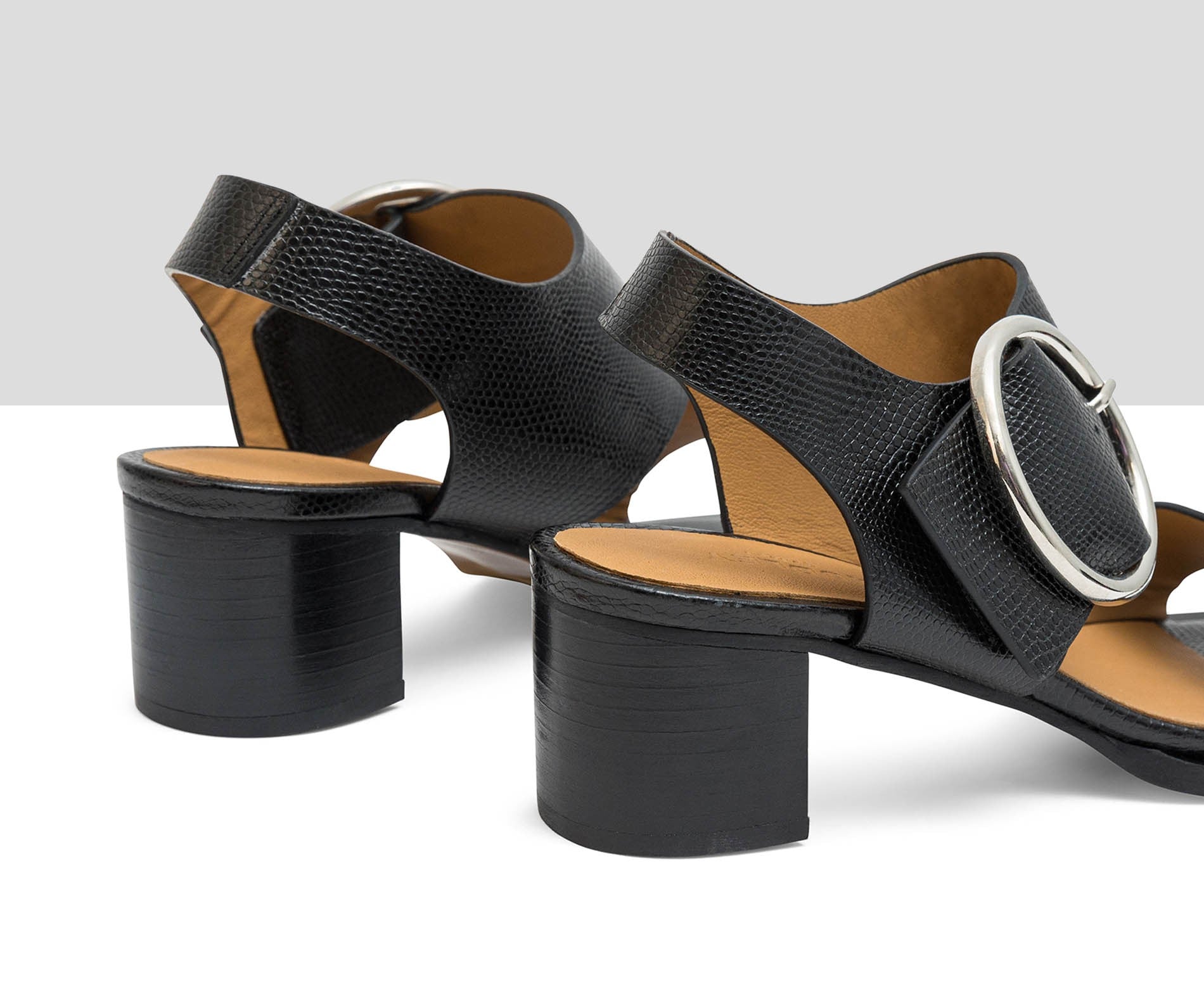 Sandalia de mujer en piel con tacón medio. Lulu