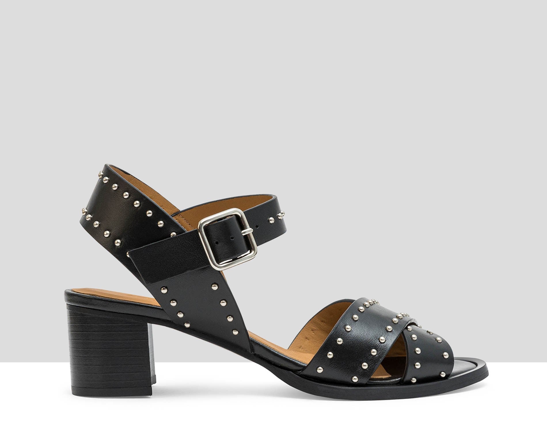 Sandalia de mujer en piel con tacón medio. Liddy