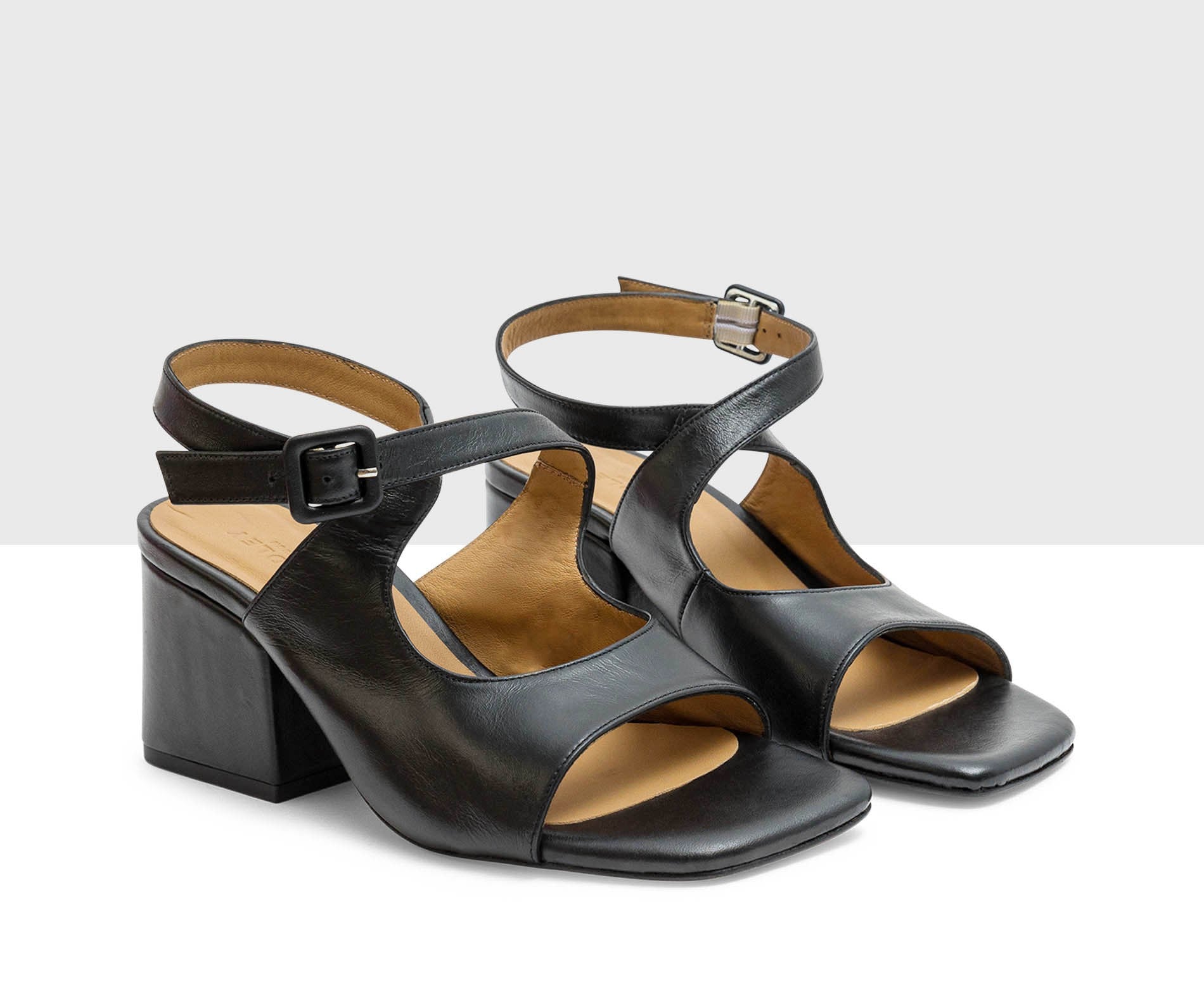 Sandalia de mujer en piel con tacón medio. Libia