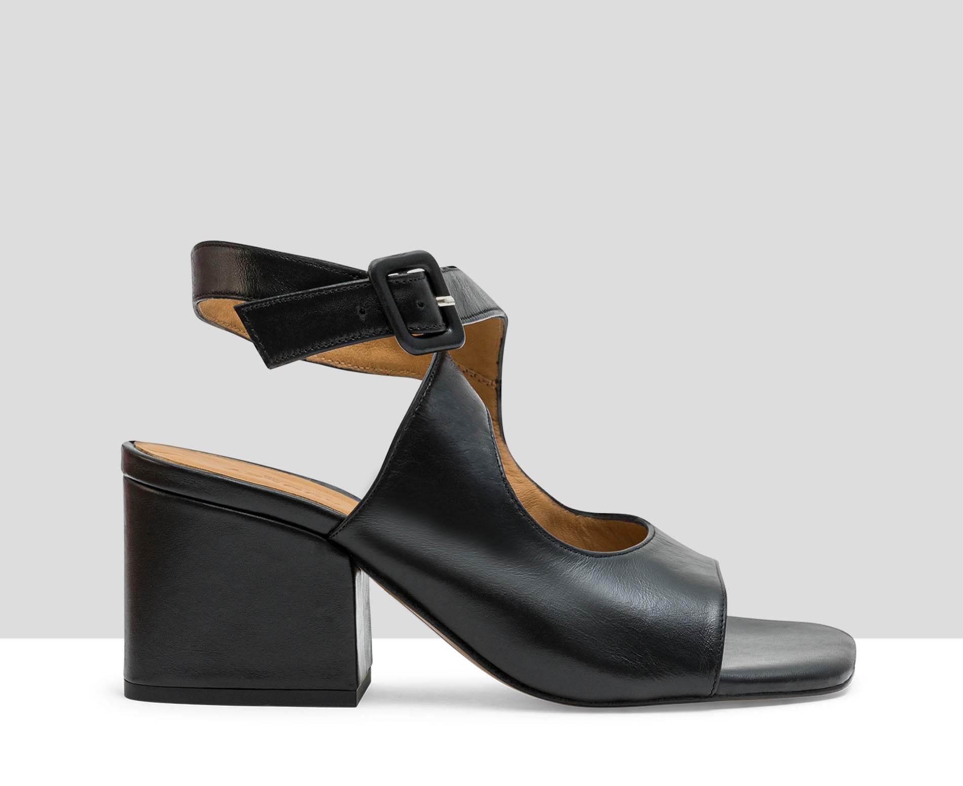 Sandalia de mujer en piel con tacón medio. Libia