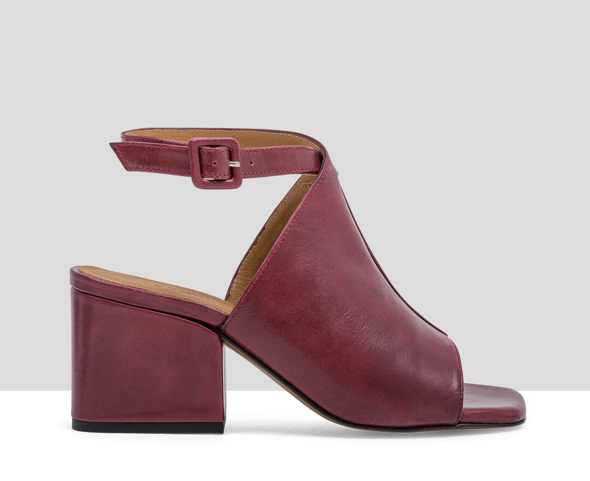 Sandalia de mujer en piel con tacón medio. Lilian