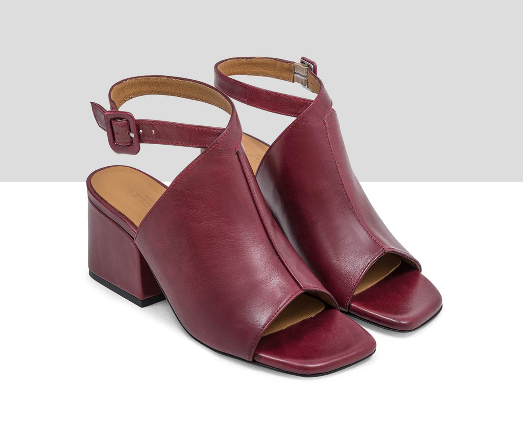 Sandalia de mujer en piel con tacón medio. Lilian