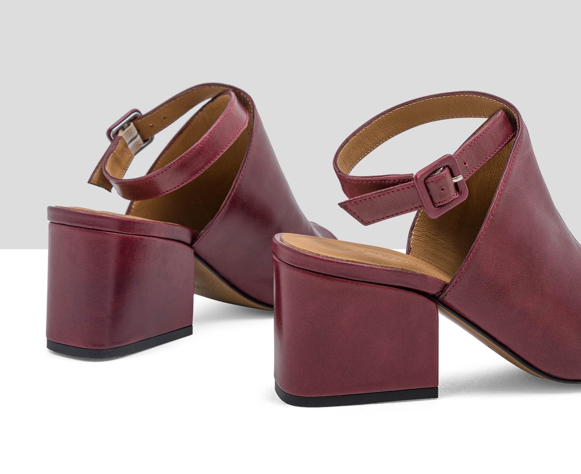 Sandalia de mujer en piel con tacón medio. Lilian